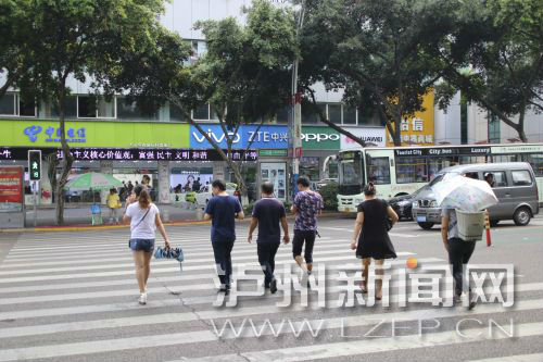 絕大多數(shù)市民都做到了自覺禮讓斑馬線，不橫穿馬路，不翻越欄桿，做到車讓人、人讓車