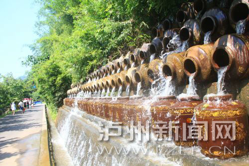 花田酒地景區(qū)酒壇倒出了水的靈動(dòng)。